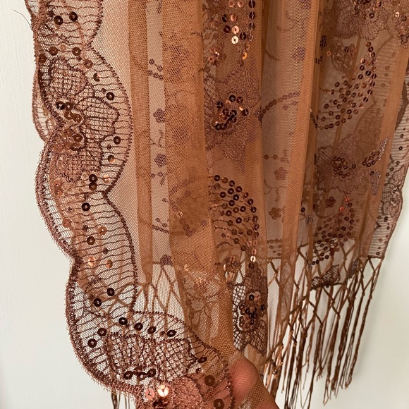 Scarf with embroidery - Picture 2 of 4